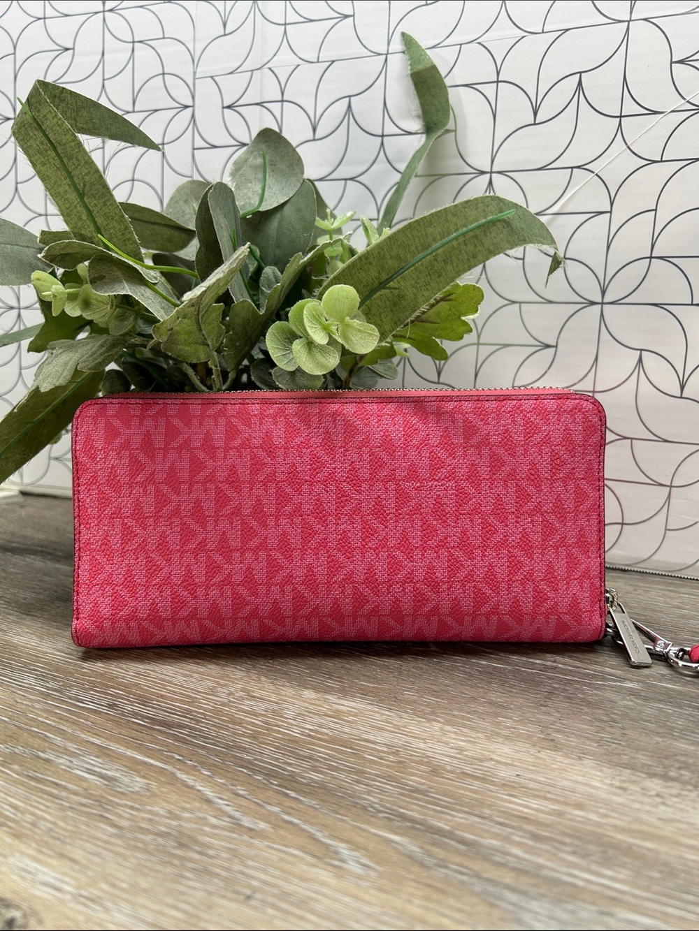 7239 Michael Kors Pink MK Signature Zip-Around Wristlet Wallet 437239 - Picture 2 of 12